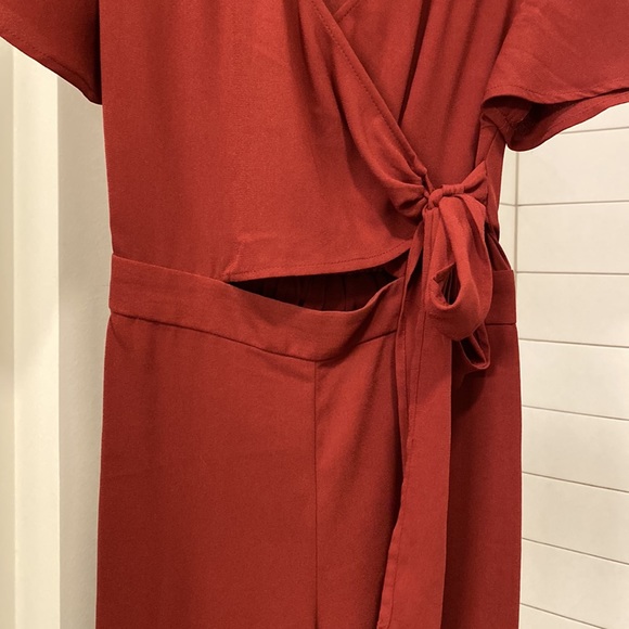 Burgundy jumpsuit with front tie - Picture 2 of 4